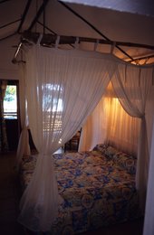 Archipel-des-Comores;-Bois;-Chambre;-France;-Hébergement;-Intérieur;-Kaleidos;-Kaleidos-images;-La-parole-à-limage;-Laurent-Abad;-Lit;-Mayotte;-Moustiquaire;-Océan-Indien;-Stories-Pictures
